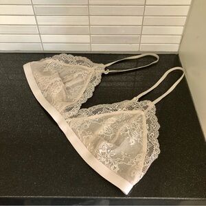 Aritzia Talula size Large lace women’s bralette